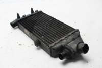 Jäähdyttimen jäähdytysneste oikealla...