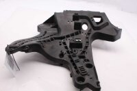 Ramhållare vänster fram, skärmfäste...