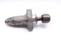 Ketjunkiristin nokka-akselin sylinterikansi edessä...