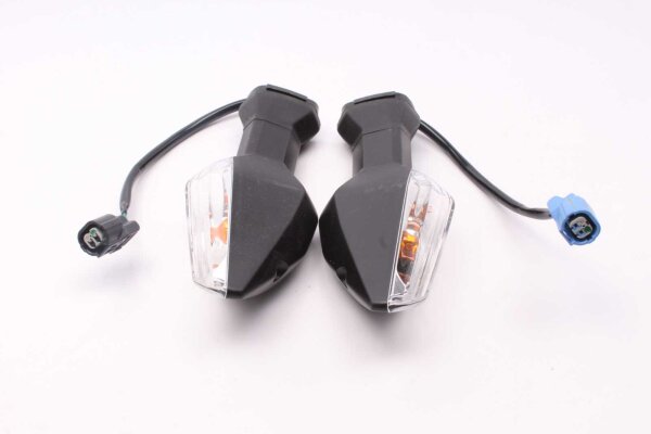 Etuvilkkupari vasemmalla ja oikealla, valkoiseksi sävytetty Kawasaki Z 650 Euro 5 ER650K 20-22