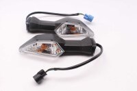 Etuvilkkupari vasemmalla ja oikealla, valkoiseksi...