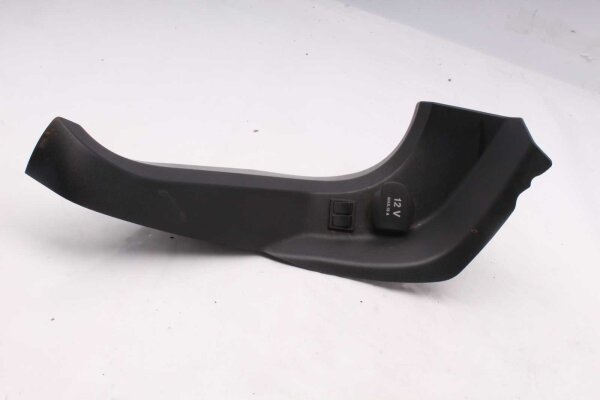 12 V:n pistorasian peitelevy, edessä oikealla Triumph Tiger 1050 115NG 07-13