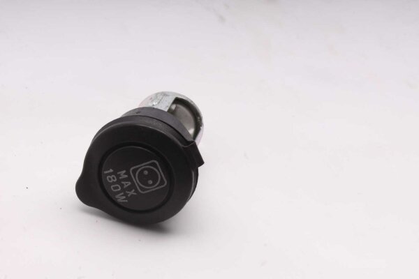 12 V:n pistorasia ohjaamon verhoilussa Moto Guzzi Stelvio 1200 8V NTX LZ 11-17