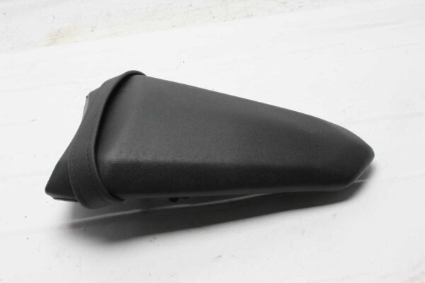 Matkustajan istuin, takaistuimen päällinen, haljennut verhoilu, päällinen Yamaha YZF-R7 700 A 23-23