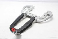 Tavaratelineen kahva takana Moto Guzzi Stelvio 1200 8V...