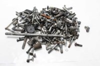 Ruuvisetti listoituksen kiinnittämistä varten...