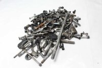 Ruuvisetti listoituksen kiinnittämistä varten...