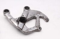 Fotstödsfäste, fram vänster 2081650 Triumph Sprint ST1050 215NA 05-10