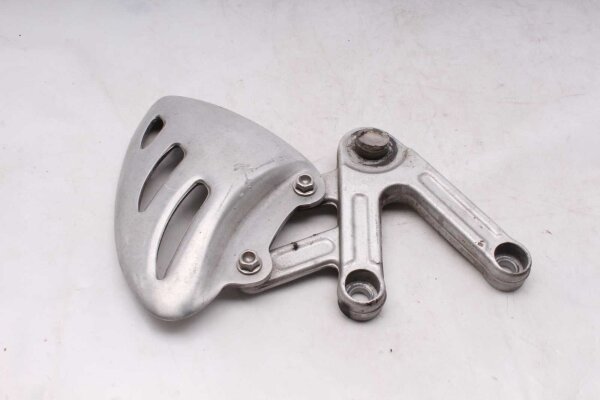 Jalkatuen kiinnike, vasen etu Triumph Speed Triple 955 EFI 04-04