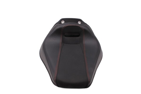 Framsäte, solosäte, röd klädsel, dekorsömmar Harley-Davidson Breakout 1690 FXSB 17-17