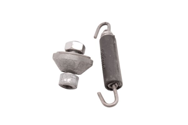 Pakoputken kiinnike, kumikiinnike, oikea, pidätinjousi Yamaha XJR 1300 RP02 99-01