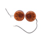 Par blinklys, sort og orange, klassisk hus...