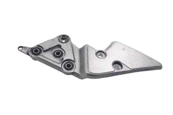 Jalkatuen kiinnikkeen tukilevy, etu oikea Suzuki GSF 1200 S Bandit WVA9/S 01-05