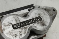 Bromsok fram höger, tvåkolvs Sumitomo-bromsok...