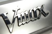 Sidokåpa, bak vänster, kromemblem, ribbor Yamaha V-Max 2WE 91-06