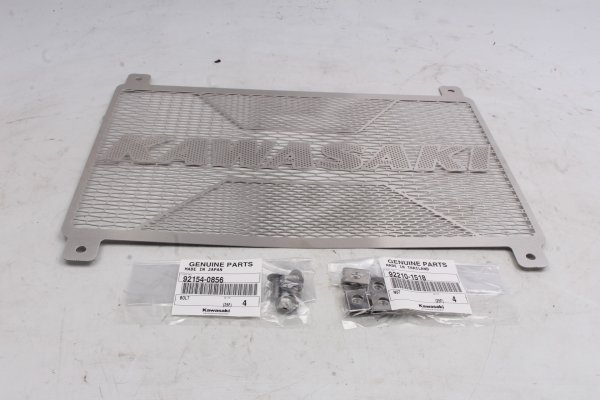 Kylarskydd kylargaller grill täckkåpa fram med skruvar Kawasaki Z 900 RS 26-26