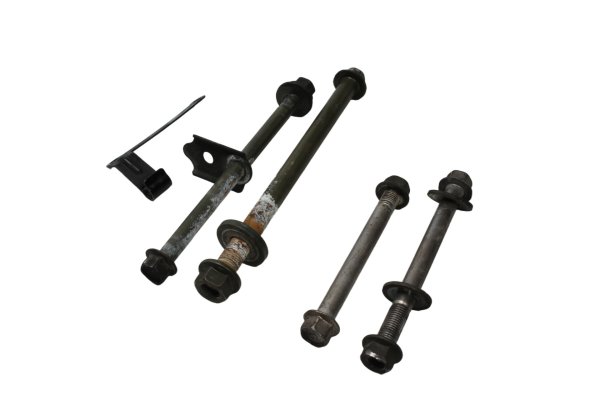 Moottorin kiinnityspultit mutterit aluslevyt YAMAHA BT 1100 Bulldog RP05 02-06