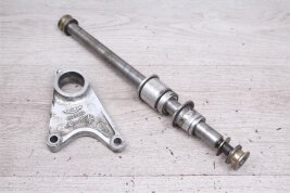 Hinter axle wheel axle stick axle bolts at the back...