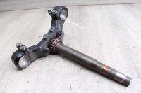 Gaffelbro framför nedanför Yamaha FZ 750...