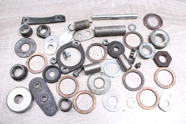 Sekalainen erä jäljellä olevia osia Divers Yamaha FZS 600 Fazer RJ021 98-99