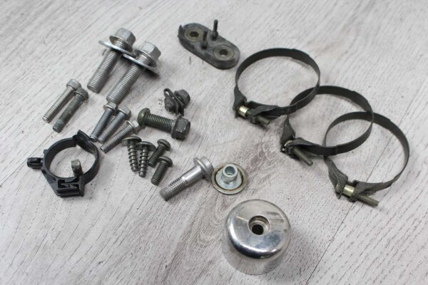 Blandat parti kvarvarande delar Divers Yamaha FJR 1300 RP04 01-02